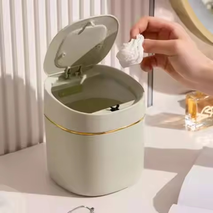 Mini Trash Cans with Lids Small Trash Cans Countertop Trash Cans Suitable for Bathrooms Offices Bedrooms Desks Plastic Dustbin
