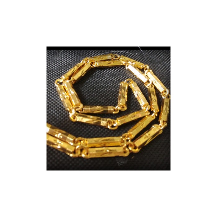 Men imitate gold necklaces